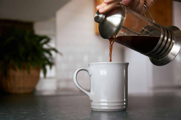 Quels sont les avantages d'une cafetière avec broyeur intégré pour un café fraîchement moulu?
