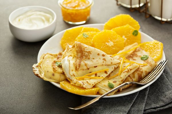 Comment préparer des crêpes Suzette avec une sauce à l'orange flambée au Grand Marnier ?